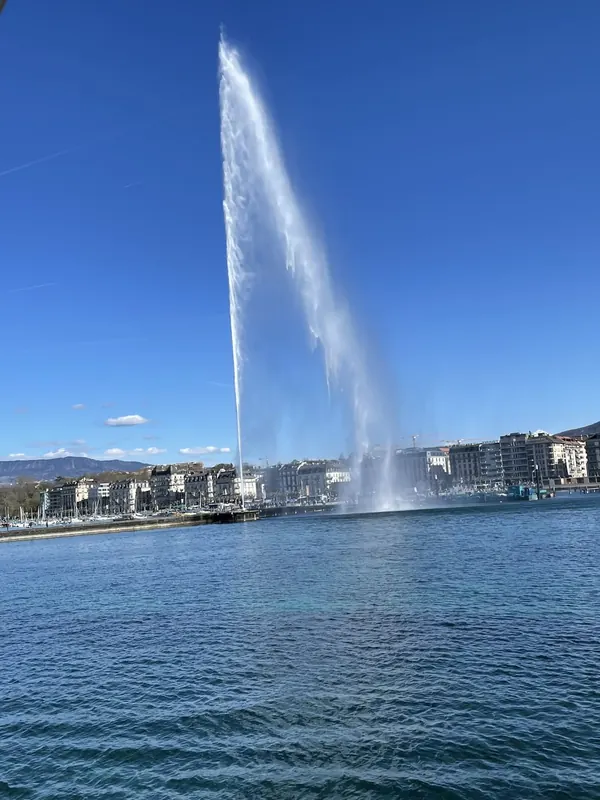 The Jet d’Eau fountain shooting high above Lake Geneva, with the Geneva waterfront behind