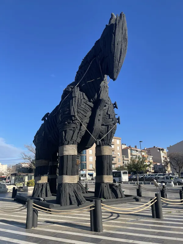 A giant wooden horse on the Çanakkale waterfront under a deep blue sky